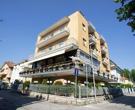 Hotel Luca リミニ エクステリア 写真