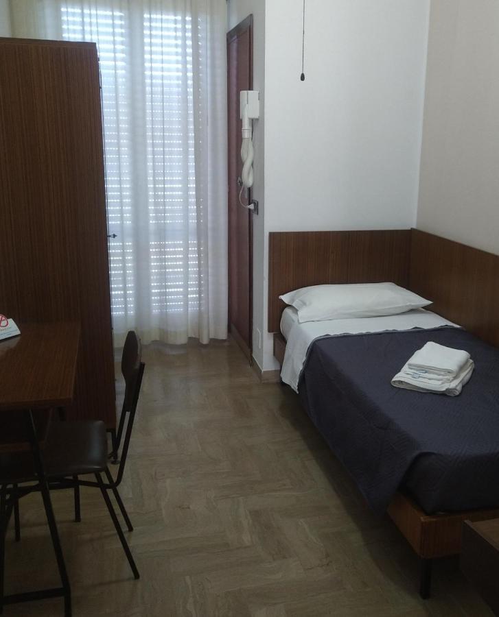 Hotel Luca リミニ エクステリア 写真