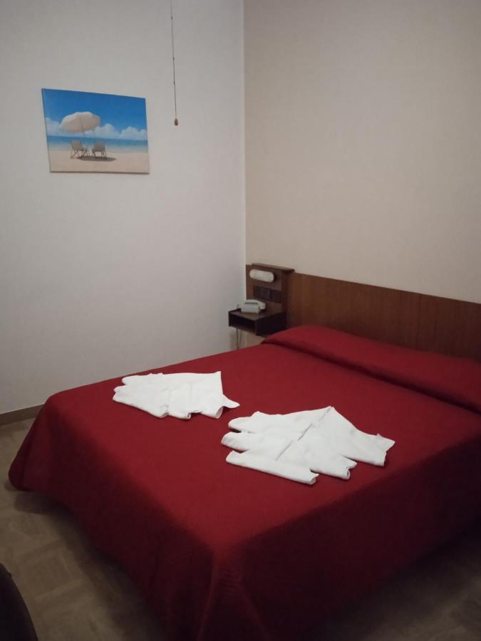 Hotel Luca リミニ エクステリア 写真