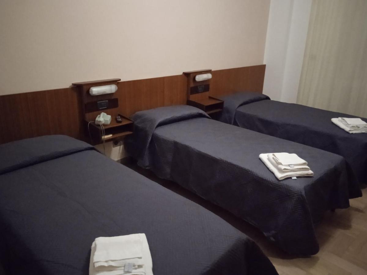 Hotel Luca リミニ エクステリア 写真