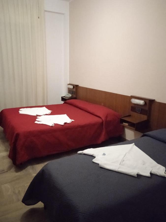 Hotel Luca リミニ エクステリア 写真
