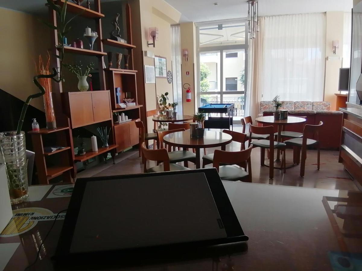 Hotel Luca リミニ エクステリア 写真