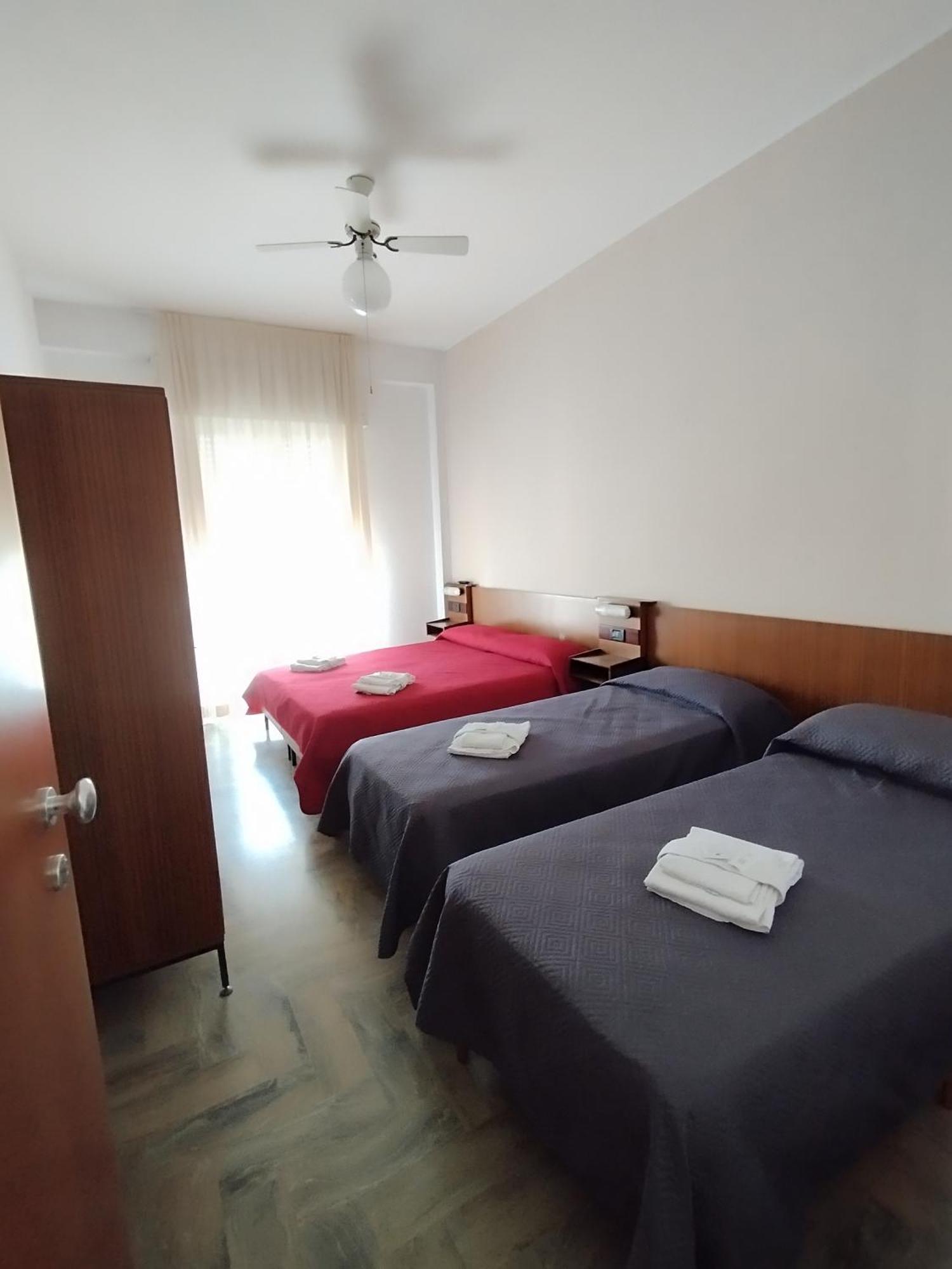Hotel Luca リミニ エクステリア 写真