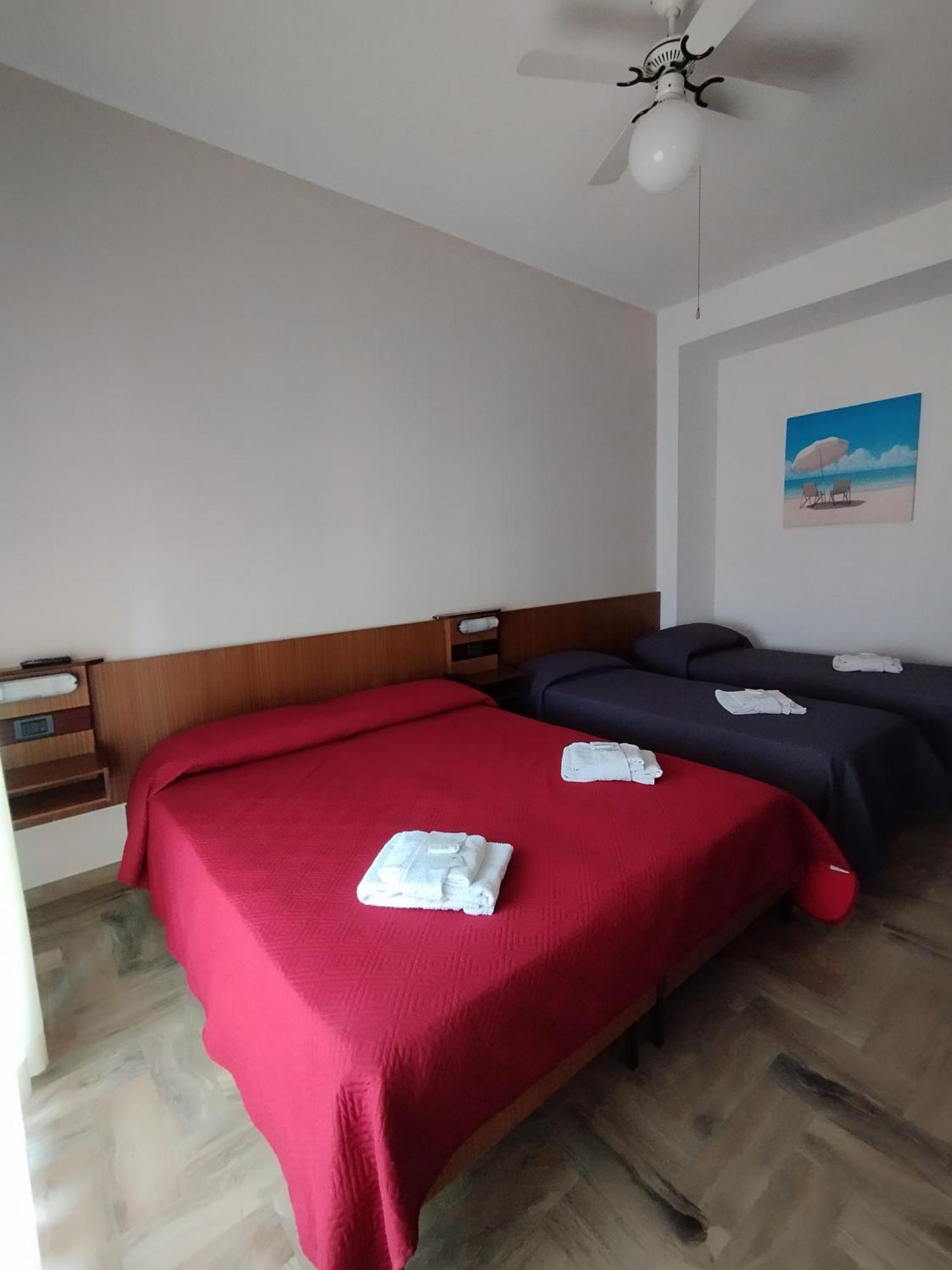 Hotel Luca リミニ エクステリア 写真
