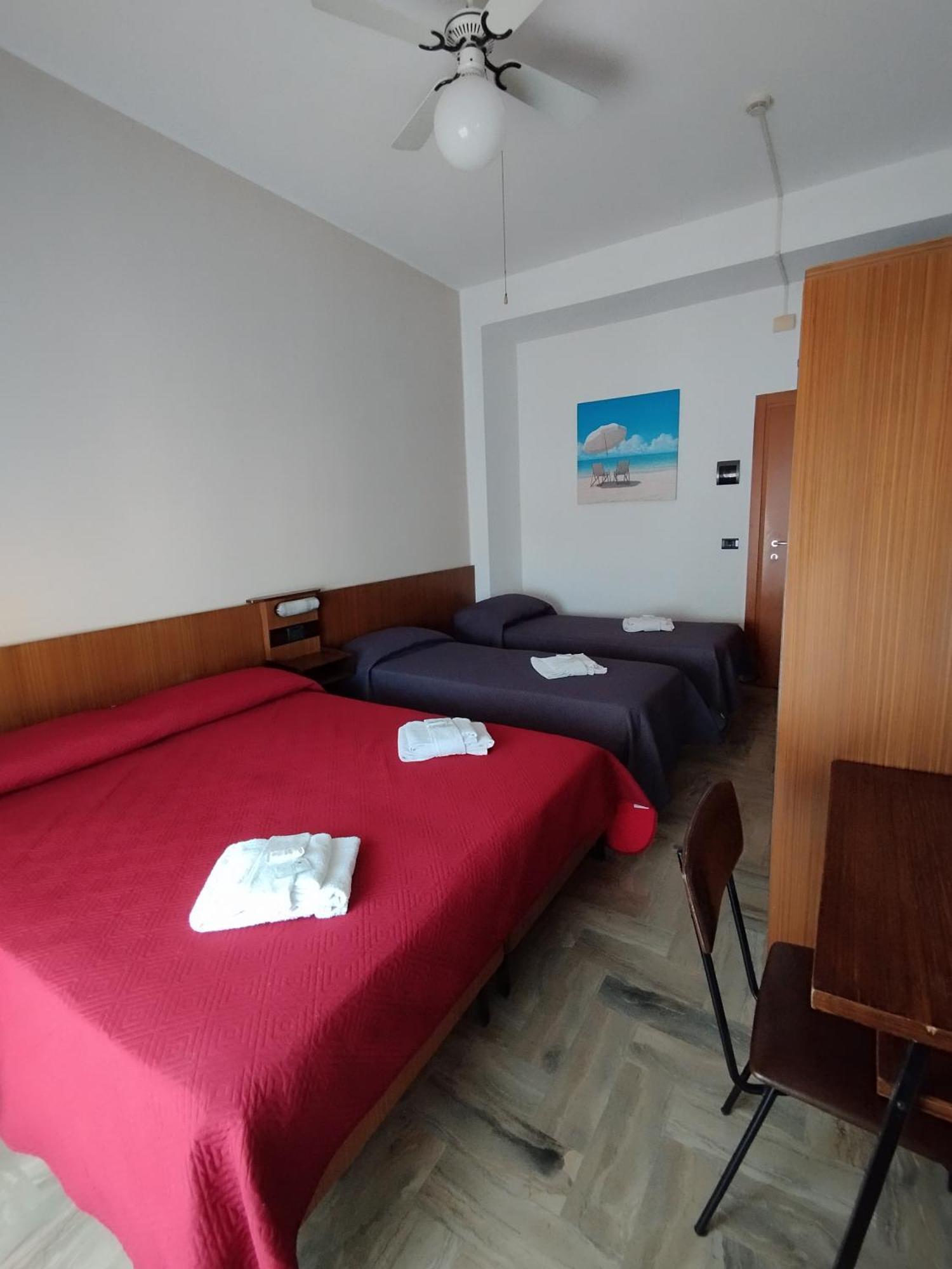 Hotel Luca リミニ エクステリア 写真