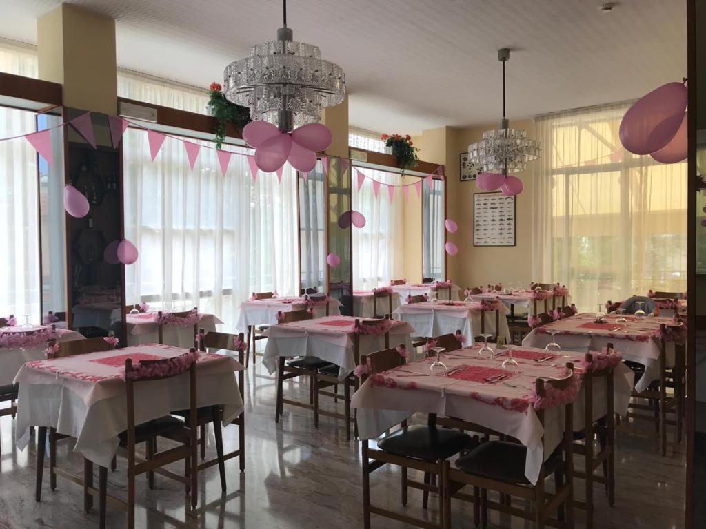 Hotel Luca リミニ エクステリア 写真