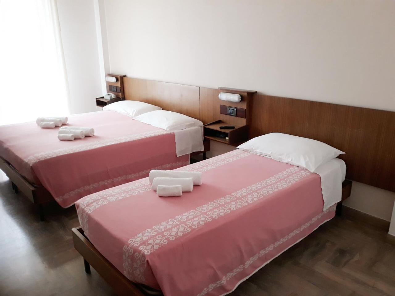 Hotel Luca リミニ エクステリア 写真