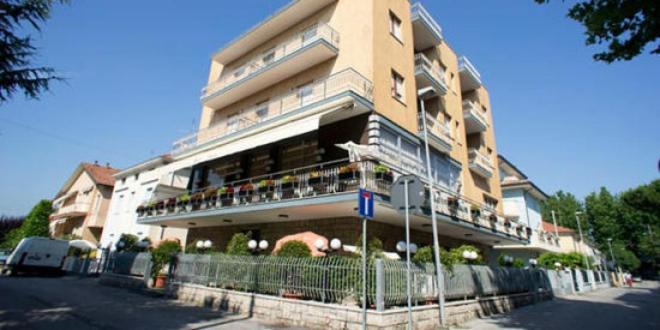 Hotel Luca リミニ エクステリア 写真